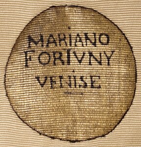 De griffe van het Venetiaanse modehuis Mariano Fortuny
